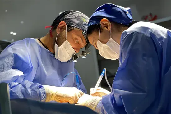 Cerrahi çalışma sırasında Op. Dr. Cem Özlük ve ekip