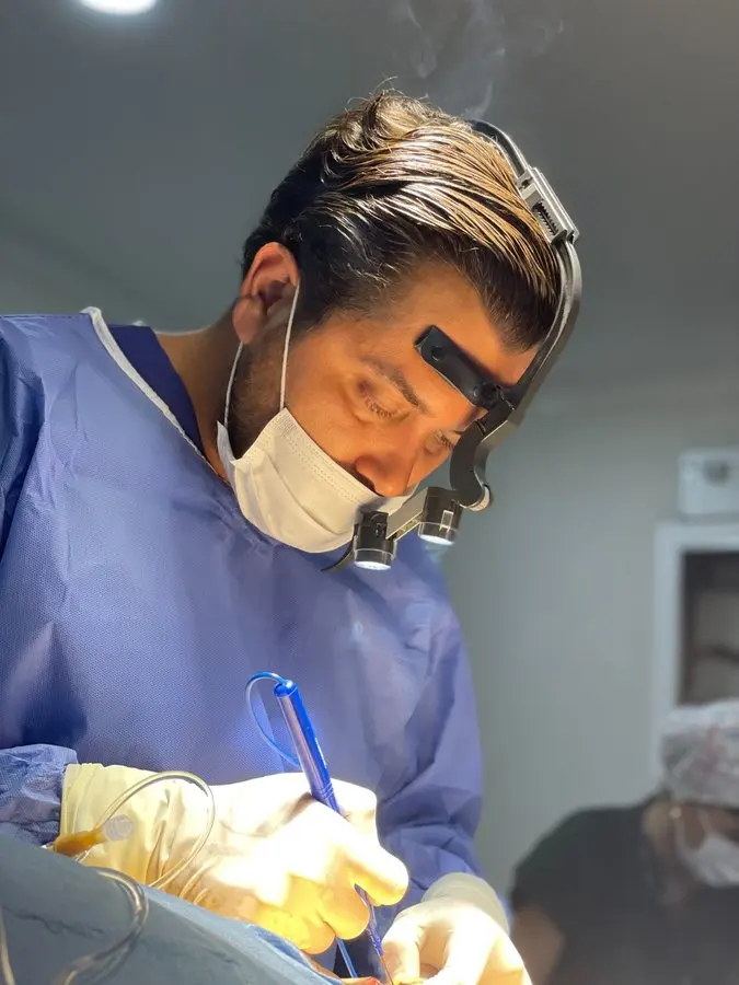 Cerrahi çalışma sırasında Op. Dr. Cem Özlük